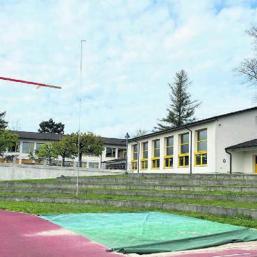 Erweiterte Schulanlage im Zeitplan - Hier soll das neue Schulhaus samt Doppelturnhalle gebaut werden. Bild: Sabrina Salm