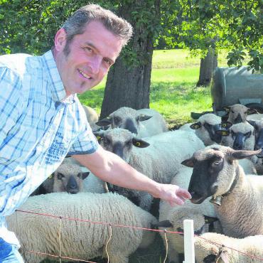 Weitsichtig bleiben - Gemeinderat Roland Belser ist stellvertretender Werkhofleiter in Bergdietikon und Landwirt. Er hält unter anderem Schafe. «Das entspannt mich», erklärt er. Bild: Roger Wetli