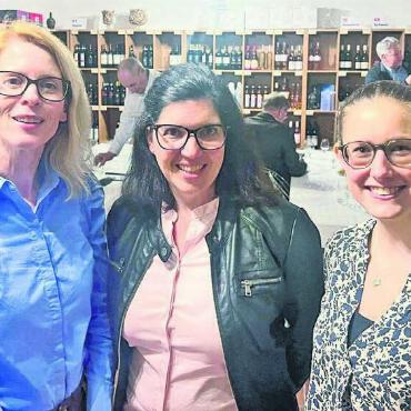 Frauen-Power an der GV - Ein Trio mit viel Energie: (von links) Ortsparteipräsidentin Susanne Gygax, Bezirksparteipräsidentin Susan Diethelm, Nationalratskandidatin Sheena Heinz. Bild: zg