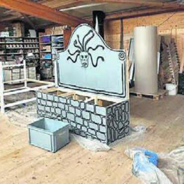 Reise ins antike Griechenland - Es wird nicht nur geprobt in Niederwil, sondern auch viele Kulissen gebaut. Bild: zg