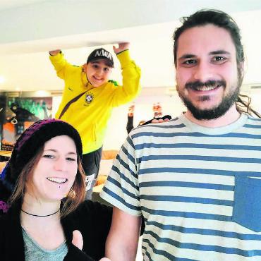 Sackgeldjobs gesucht - Marino Galli und Jasmin Scheuber bieten den Heranwachsenden Bremgartens mit dem Jugendtreff einen Ort zum Wohlfühlen. Auch diesem kleinen Brasilien-Fan, der die Gelegenheit aufs Zeitungsbild zu kommen, beim Schopf gepackt hat. Die beiden Leiter würden sich wünschen, dass das Angebot der Sackgeldbörse in der Bevölkerung auf mehr Resonanz stösst. Bild: Marco Huwyler