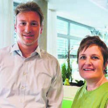 Zeit schenken - Marcel Langenegger, Geschäftsbereichsleiter Sika Industrie, und Brigitte Weibel, Mitglied der Geschäftsleitung Regionale Alterszentren Bremgarten, Mutschellen, Kelleramt, freuen sich über den Startschuss des gemeinsamen Projekts.