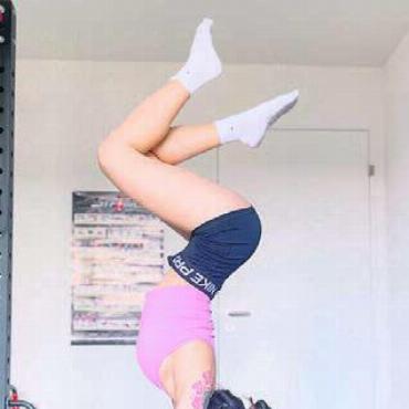 Lachend ins Militär - Eine Minute Handstand: kein Problem für Sandrine Ünal.