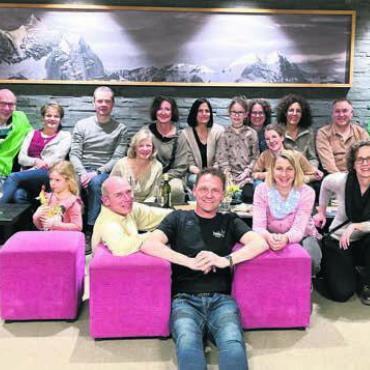 Skiweekend auf dem Hasliberg - 20 Erwachsene und 2 Kinder geniessen das Zusammensein in der Bar des Hotels. Bild: zg