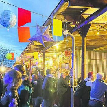 Idyllische Feststimmung - Der Event lockte Besucher aus allen Alterskategorien an. Für Verpflegung war gesorgt: An Ständen wurden Burger, Würste und Getränke verkauft.
