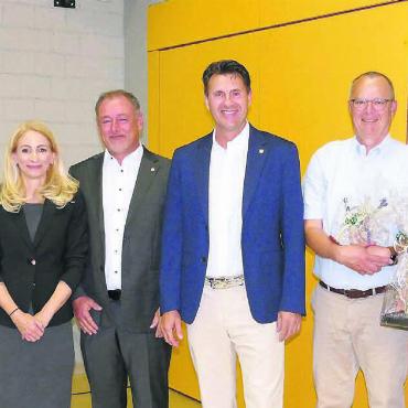 Speditive «Gmeind» - Der aktuelle Eggenwiler Gemeinderat mit (v.l.) Roland Belser, Esther Werthmüller, Ammann Roger Hausherr und André Heinrich mit den scheidenden Ratsmitgliedern Frank Bonnemeier und Sabrina Meyer. Auf dem Bild fehlt der frischgewählte Gemeinderat Pascal Vogel. Bild: tre