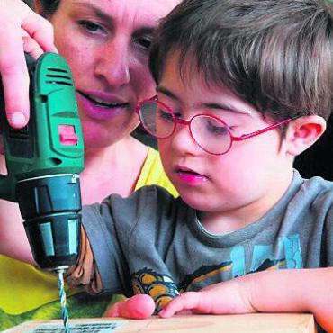 Grosser Einsatz für Igel - Erwachsene und Kinder halfen sich gegenseitig beim Bau von Igelhäusern. Bild: zg