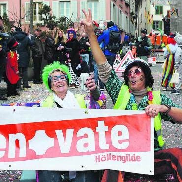Das Städtchen im Konfettirausch - Die Fasnachtsclique «Höllengilde» aus Unterlunkofen nimmt die Klimaaktivisten, die sich auf der Strasse festkleben, auf die Schippe. Ihr Motto «Renovate-Pickers» mit ihrem Wagen und der Show sorgen für einige Lacher. Bild: Sabrina Salm