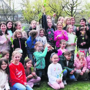 Eine Freude für Jung und Alt - Die fröhliche Truppe war mit Christel Hell (hinten rechts) unterwegs. Bild: Bernadette Oswald