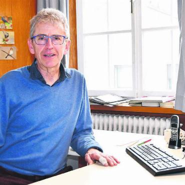 Mehr als ein Hoffnungsträger - In seinem Büro in Hägglingen organisiert Diakon Hans-Peter Stierli die Koordinationsstelle des Pastoralraums Unteres Freiamt. Bild: Daniel Marti