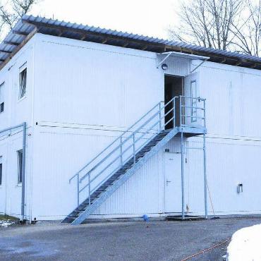Flexibler Wohnraum benötigt - Die alte Asylunterkunft in Widen hat ausgedient. Sie soll schnellstmöglich einem Ersatzbau weichen. Bild: Celeste Blanc