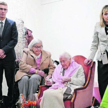 Grosse Ehre erteilt - Grossratspräsident Lukas Pfisterer (links) eröffnete den Reigen der politischen Ehrungen. Luise Thut (2. von rechts) war sichtlich gerührt über diese Worte. Bild: tre