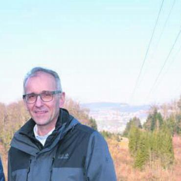 Rückbau in Sichtweite - Die Leitung über den Zufiker Zopfhau verschwindet 2024, wie Markus Wey (links) von der Elektra Hermetschwil-Staffeln und Adrian Schwammberger wissen. Bild: rwi