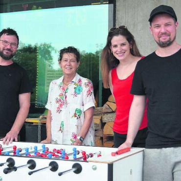 Intensiv und «cool» - Das Team der Jugendarbeit Mutschellen (v.l.) Jonathan Blickenstorfer, Esther Bläsi, Daniela Knecht und Marcel Lepper setzen sich für die Mutscheller Jugend ein. Bild: Sabrina Salm