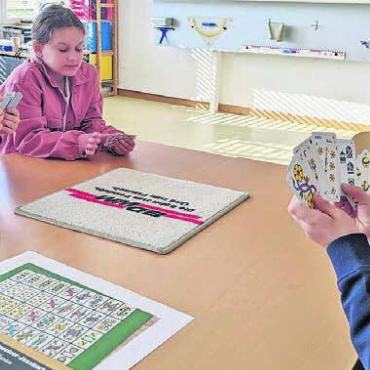 Schule mal anders - Die Schülerinnen und Schüler spielen im Schulhaus Josef gemeinsam das Spiel «Bännerle».