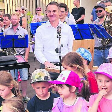 Neuer Dorfmittelpunkt - Die Spannung ist bei Ammann Philipp Ackermann und den Kindern gross. Bild: mub