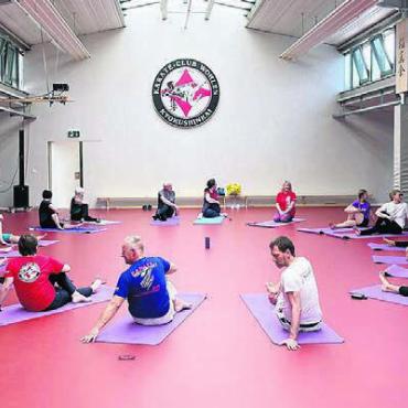 Schweiss, Tanz und Prominenz - Der Karate-Club Wohlen bietet auch Yoga-Lektionen an. Auch davon gab es eine Kostprobe am Tag des offenen Dojos.