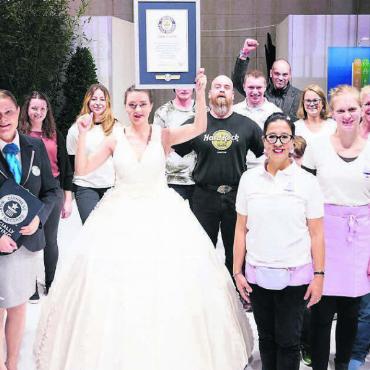 Ein Weltrekord in Weiss - Grosses Finale eines einmaligen Projekts: Natasha Lee Fokas (Mitte vorne) freut sich mit Familie und ihrem 30-köpfigen Team über das Guinness-Diplom. Bild: zg / Romel Janeski