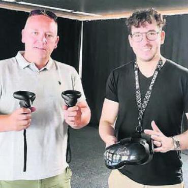 «Die Unterhaltung der Zukunft» - Stephan Troxler und Nino Ruef (r.) präsentieren die neuste Leuefäscht-Attraktion. Bild: huy