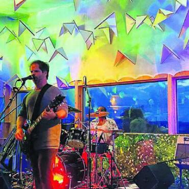 Idyllische Feststimmung - Die einheimische Band «Rewind» heizte dem Publikum am Freitagabend ein. Bilder: ssr