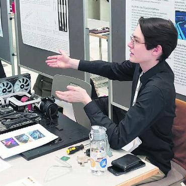 Teilnahme empfohlen - Simon Hess erklärt seine Forschungsarbeit zum Computer-Kühlsystem. Bilder: zg