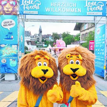 Das Fest der Feste hat begonnen - Die Maskottchen heissen die Festbesucher in der Reussstadt willkommen. Bilder: Marco Huwyler