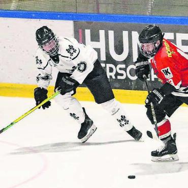 Freundliche Indianer - Spielertrainer Michel Simmen (rechts) und der HC Fischbach-Göslikon haben gegen Burgdorf bewiesen, dass sie sportlich in der Lage sind, einen Rückstand wieder aufzuholen. Das streben sie auch gegen die Argovia Stars an – ohne Forfait-Sieg. Bild: Archiv/jl