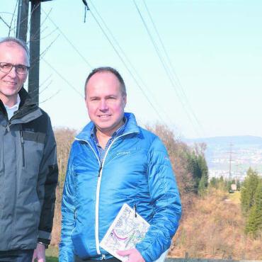 Rückbau in Sichtweite - Markus Wey, Präsident der Elektra Hermetschwil-Staffeln, (links) und Adrian Schwammberger sehen im Abbruch der Freileitung einen visuellen Gewinn. Bild: Roger Wetli