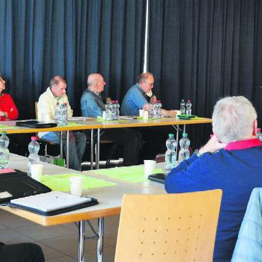 Aus Zufikon, für Zufikon - Das Interesse am ersten Anlass «Gedächnistraining» des Seniorenrats war gross. Die Zufiker Seniorinnen und Senioren hörten dem Kursleiter Emilio Monte (stehend) aufmerksam zu. Bild: Sabrina Salm
