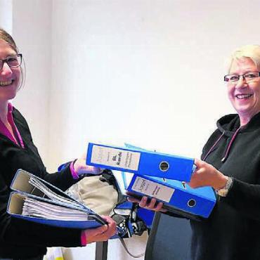 Mitwirken am grossen Ganzen - Dossier-Übergabe: Ulrike Trinks (links) übernimmt von Daniela Oehrli (rechts).