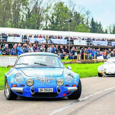 Da jubelt die Oldtimer-Seele - Am Grand Prix Mutschellen gab es viel zu bestaunen. Wie hier drei Renault Alpine vor grosser Kulisse. Bild: Simon Huwiler