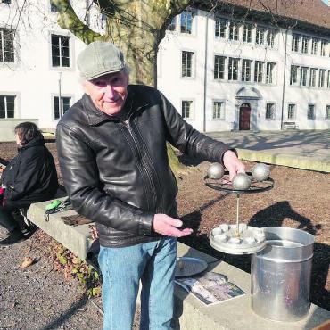 Leicht zu lernen, schwer zu gewinnen - Bärt Räber wird erfinderisch, wenn es um Zubehör für Pétanque geht. Diesen Kugelwärmer hat er selbst entwickelt und gebaut.