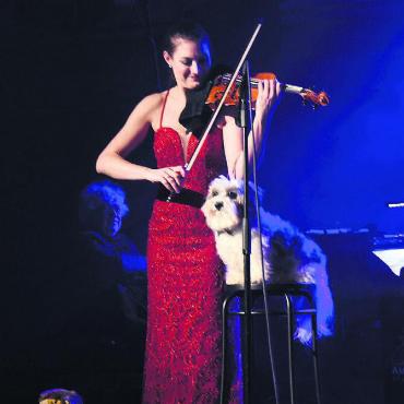 In seiner ganzen Vielfalt - Noelle Grüebler spielt «Dorma bain» und der Hund jault dazu. Bilder: zg