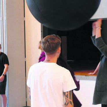 «Echt mega!» - In der Projektwoche spielte unter anderem ein schwarzer Ball eine wichtige Rolle. Bild: tre