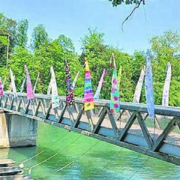 Das Leuefäscht nimmt Formen an - Die Isenlaufbrücke ist derweil mit den Klassenfahnen der Bremgarter Schulklassen geschmückt.