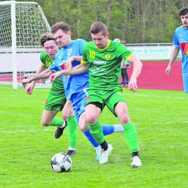 In Schlussphase noch verloren - Nico Stadelmann (rechts) und Roger Pfyl kämpfen mit vereinten Kräften um den Ball. Trotzdem geht der FC Mutschellen einmal mehr als Verlierer vom Platz. Bild: Astrid Moser