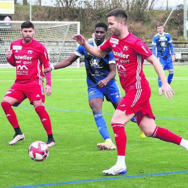 Freiämter rüsten auf - Drei von insgesamt elf Testspielern auf beiden Seiten (von links): Admir Seferagic, Guillaume Taty und Marko Bicvic. Letzterer hat vor einigen Jahren schon mal für den FC Muri gespielt. Bilder: Josip Lasic