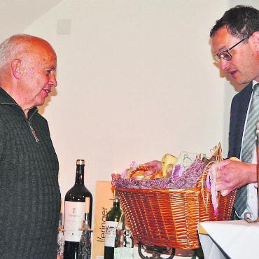 Diesen Vorwurf lässt er gelten - Von der Landwirtschaft produzierte Produkte übergab Christoph Hagenbuch (r.) Ueli Maurer als Geschenk. Bild: Annemarie Keusch