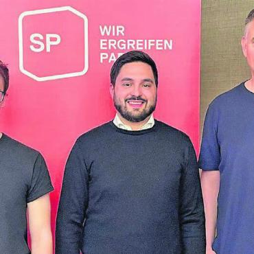 Auf den Wahlkampf eingestimmt - Co-Präsident der SP Schweiz und Nationalrat Cédric Wermuth (Mitte) besuchte die SP Bezirk Bremgarten. Sehr zur Freude von Bezirkspräsident Sandro Covo (links) und Grossrat und Co-Präsident der SP Aargau Stefan Dietrich. Bild: zg