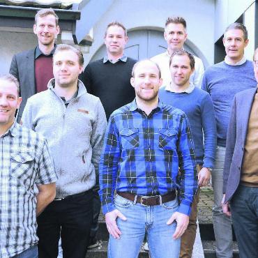 «Orientierung» in allen Formen - Das OK der Mega24 ist gut auf Kurs und arbeitet auf eine wiederum erfolgreiche Mutscheller Gewerbeausstellung hin. Von links: Christoph Schmid (Forst und Landwirtschaft), Michael Stutz (Gastronomie), Cyrill Hügli (Verkehr und Sicherheit), Daniel Hurni (Unterhaltung), Martin Nietlispach (Medien), Stephan Müller (Marketing), Christian Füglistaller (Bau), Roger Müller (Finanzen), Peter Spring (Präsident). Bild: zg