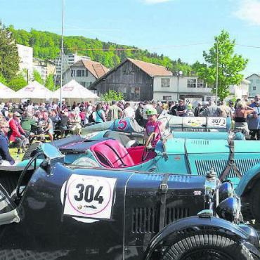 Motorsportgeschichte live erleben - Viermal fahren die Fahrzeuge einzeln den Friedlisberg hinauf und kehren dann in der Gruppe wieder zurück in den Wagenpark. Bild: zg