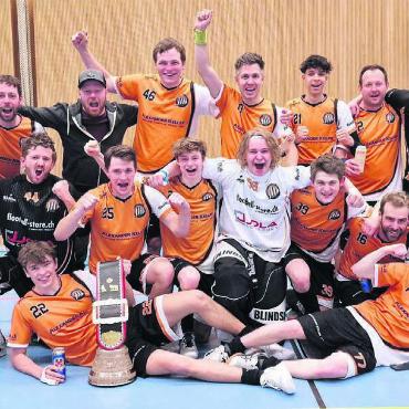 Den Aufstiegskrimi geschafft - Die Aufsteigerjungs des UHC Mutschellen schaffen den Sprung in die 2. Liga. Bild: zg