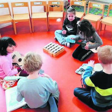 Für jeden etwas dabei - Im Kindergarten wurde gesungen und musiziert. Bild: zg