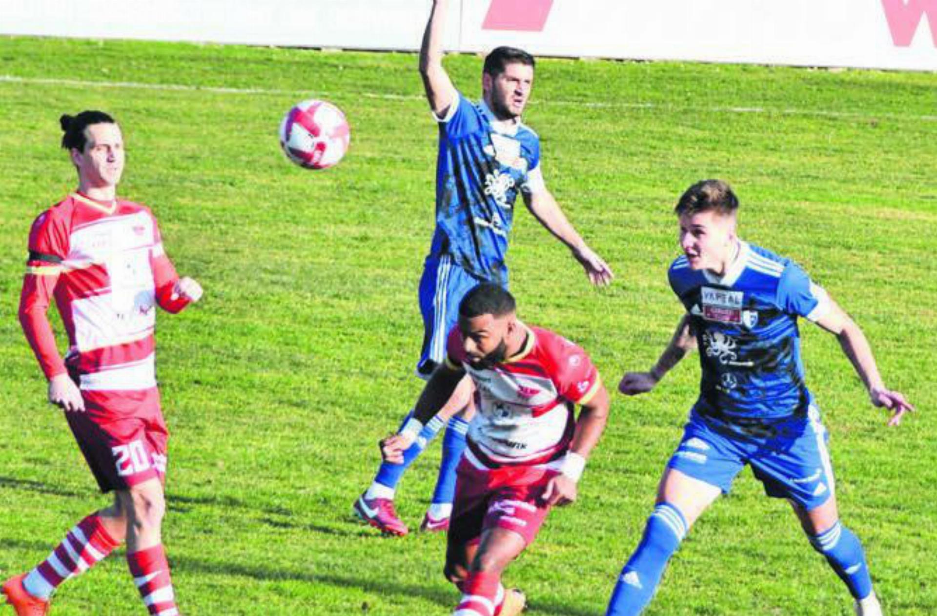 Nach der Schlappe in Solothurn will sich der FC Wohlen (rechts Anatoliy Kozlenko, hinten Alban Pnishi) zu Hause wieder von seiner besseren Seite präsentieren. Bild: nm