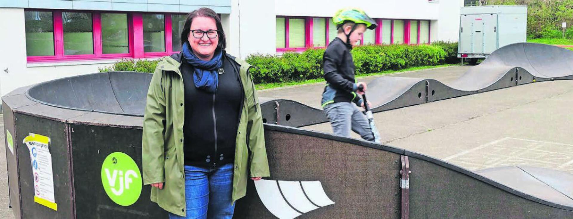 Sabrina Willi, Präsidentin des Vereins für Eltern und Kind in Oberlunkhofen, ist begeistert von den vielen positiven Rückmeldungen zu dem Pumptrack. Bilder: Susanne Schild