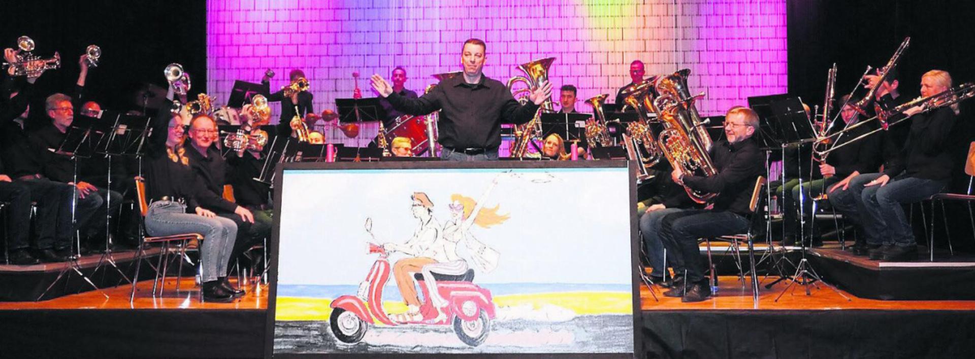 Die Musikerinnen und Musiker der MG Eggenwil gaben alles. «Bella ciao ciao ciao» mit der blond durchlüfteten Bella auf dem Sozius der kleinen roten Vespa. Bild: Hans Rechsteiner