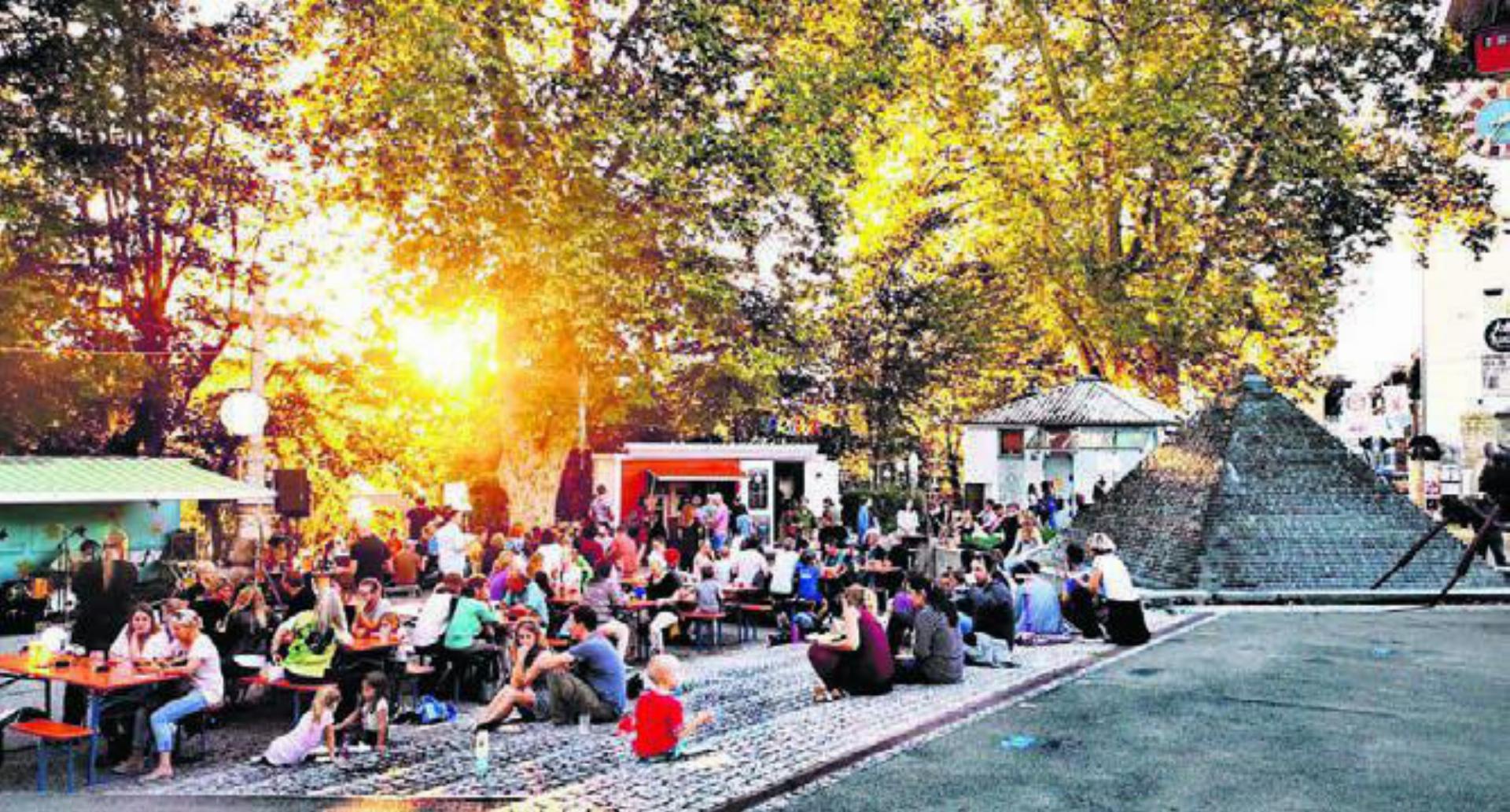 Die Spielebar lädt am Leuefäscht zum fröhlichen Beisammensein in aussergewöhnlichem Ambiente neben dem Pyramidenbrunnen. Bilder: zg