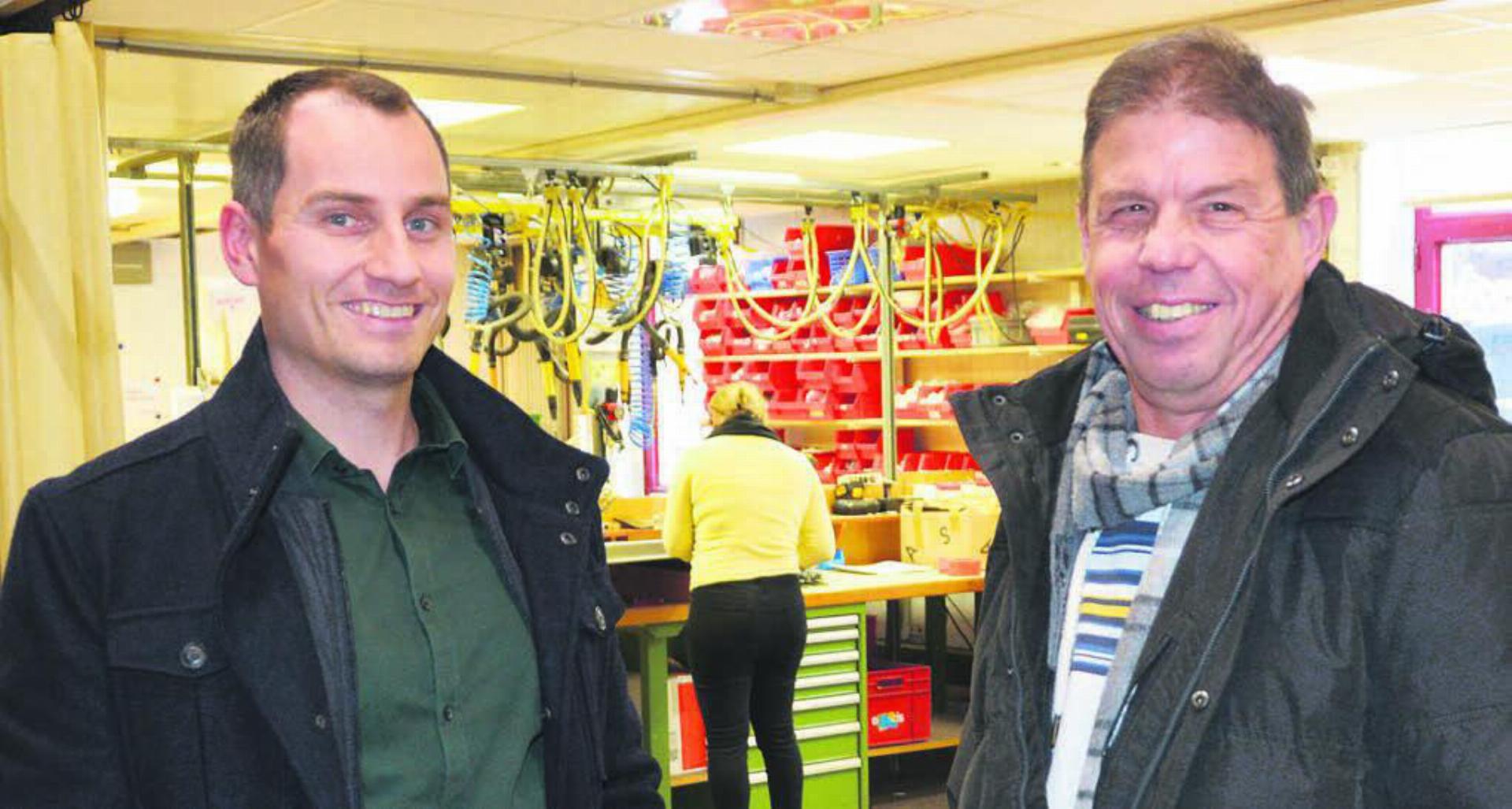 Michael Stierli (links) und René Brachs glauben fest daran, dass die Bracolux Leuchten AG noch viele Jahre Leuchten verkaufen wird. Bild: Roger Wetli