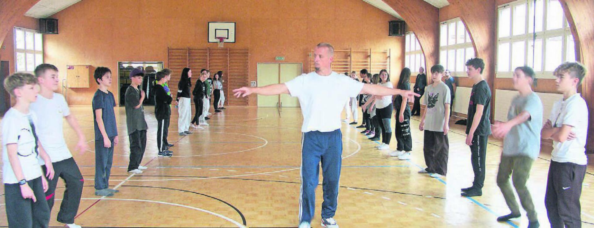 Björn Meier stellt die Schüler zum Breakdancebattle auf. Bilder: Vincenz Brunner