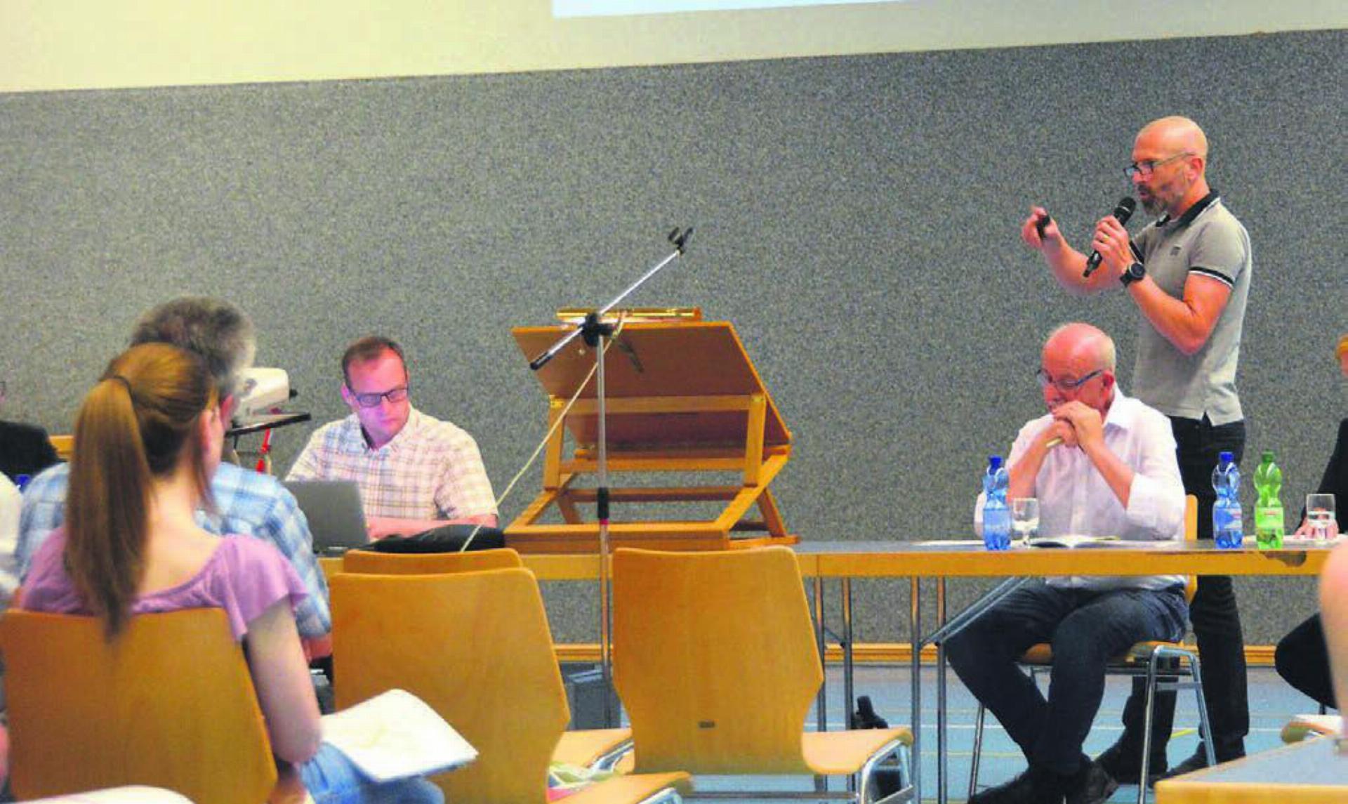 Gemeinderat Sascha Käppeli (stehend) setzte sich erfolgreich für eine Begegnungszone rund um das Gemeindehaus ein. Bild: Roger Wetli